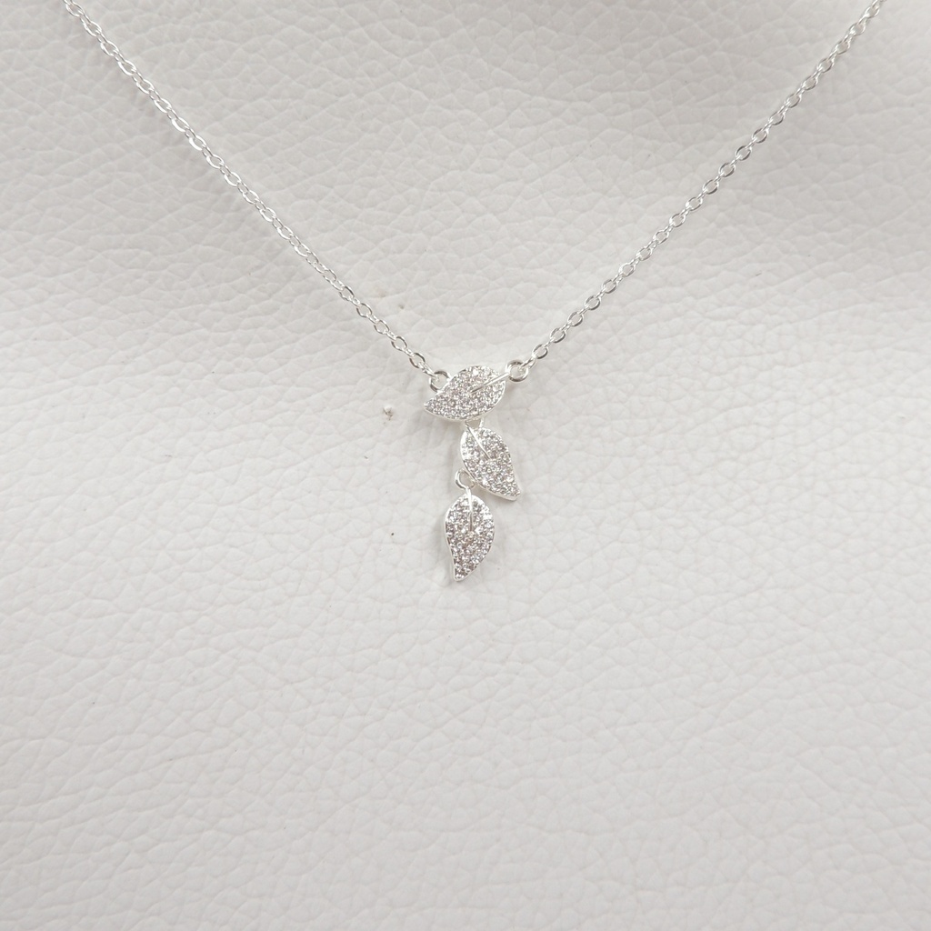 Cadena acero blanco con dije de hojas