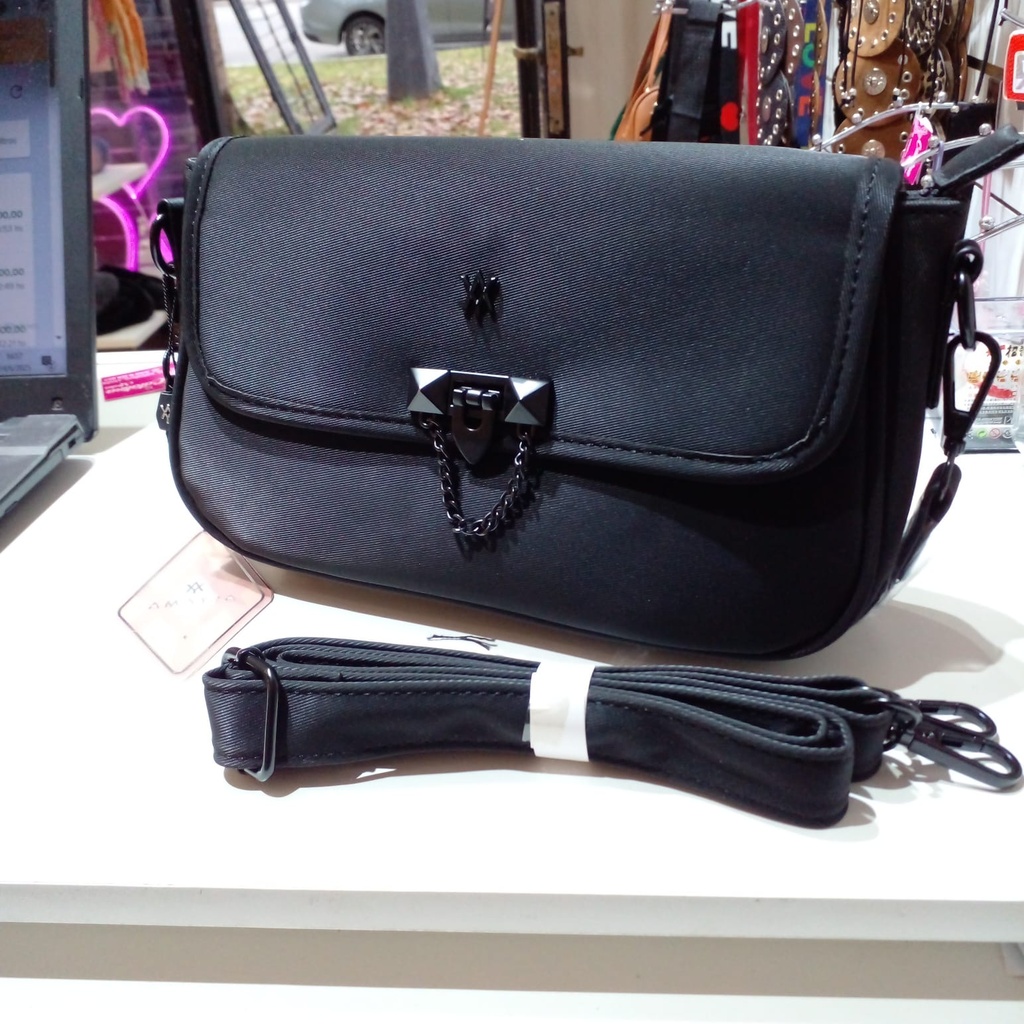 Cartera Amayra color negro