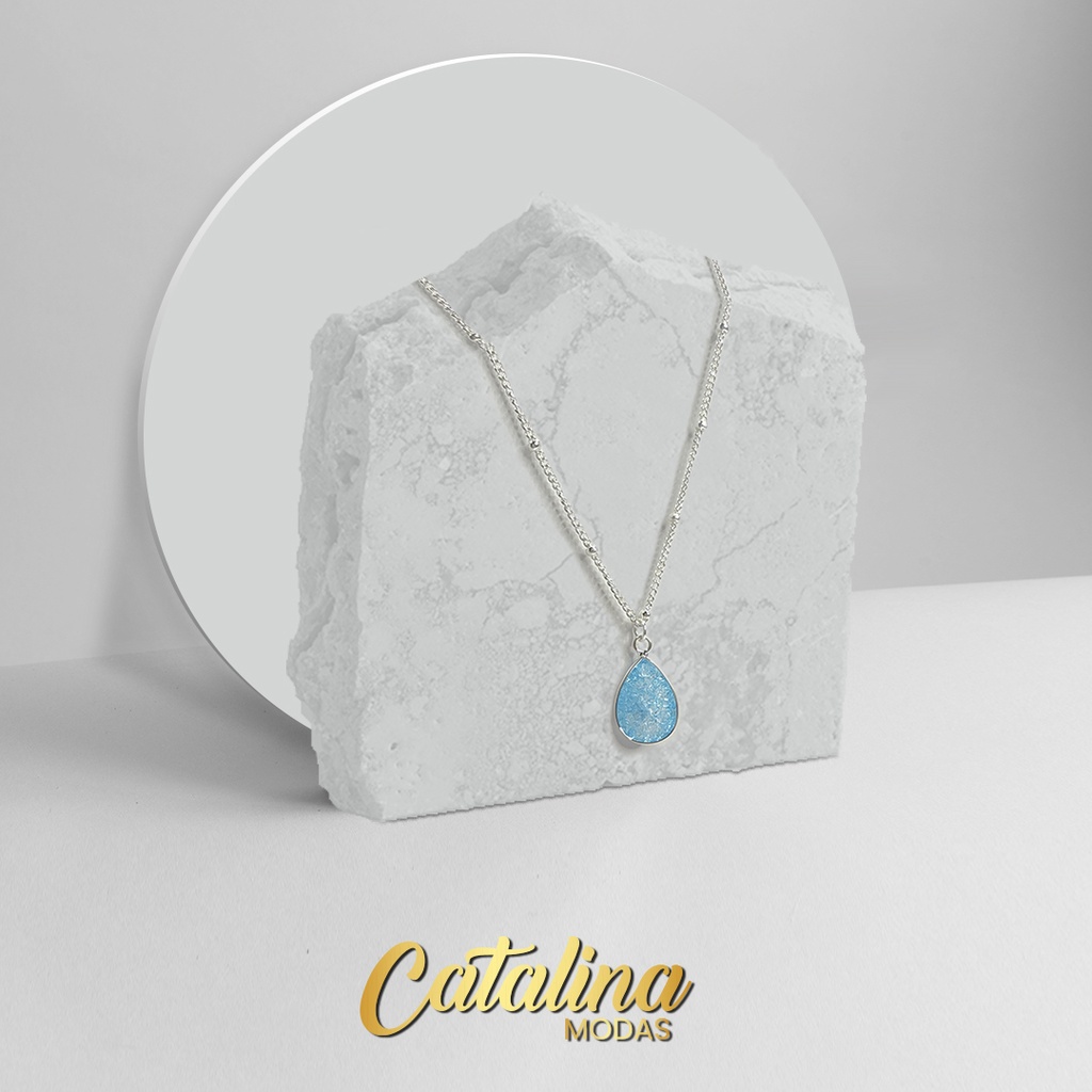 Cadena con dije de piedra. Acero blanco